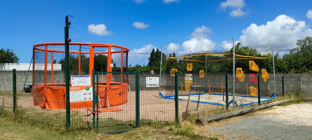 Aire de jeux et trampoline du camping