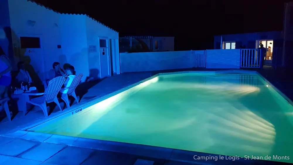 Soirée piscine : la piscine éclairée de nuit
